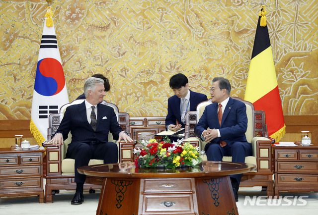 【서울=뉴시스】전신 기자 = 문재인 대통령이 26일 청와대 본관에서 열린 한-벨기에 소규모 정상회담에서 한국을 국빈 방문중인 필립 벨기에 국왕과 환담하고 있다. 2019.03.26.&nbsp; photo1006@newsis.com
