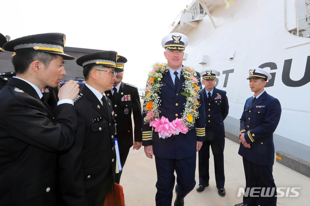 【서귀포=뉴시스】우장호 기자 = 26일 오전 제주 서귀포시 강정동 제주해군기지에 입항한 미국 해안경비대(USCG) 소속 4500t급 버솔프(WMSL-750) 함장 존 드리스콜 대령이 제주해양경찰청(청장 여인태) 관계자들의 환영인사를 받고 있다. 2019.03.26. woo1223@newsis.com