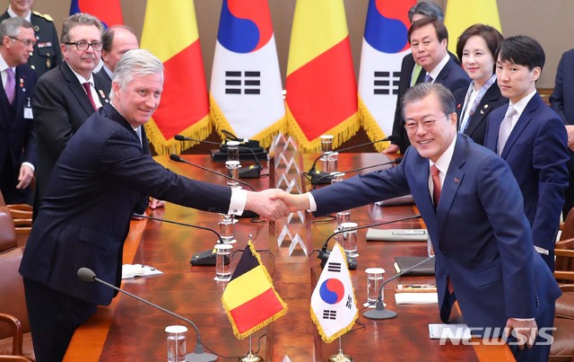 【서울=뉴시스】전신 기자 = 문재인 대통령이 26일 청와대 본관에서 열린 한-벨기에 확대 정상회담에서 필립 벨기에 국왕과 악수하고 있다. 2019.03.26.&nbsp; photo1006@newsis.com