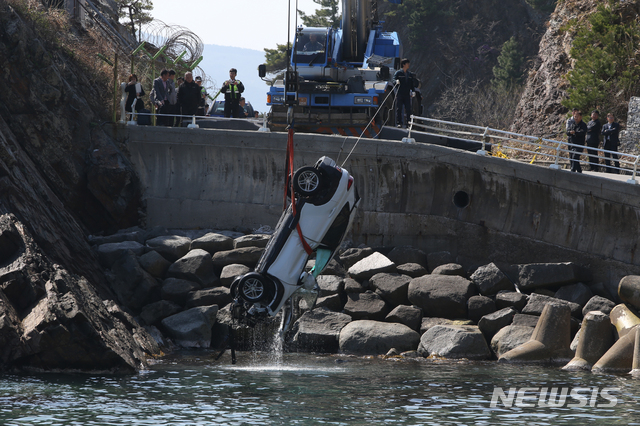 【강릉=뉴시스】김경목 기자 = 26일 오전 강원 강릉시 옥계면 금진리 헌화로에서 추락한 코나 SUV 승용차가 인양되고 있다. 이 사고로 탑승자 5명(19)이 숨졌다. 2019.03.26. photo31@newsis.com