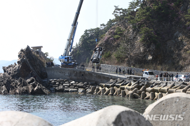 【강릉=뉴시스】김경목 기자 = 26일 오전 강원 강릉시 옥계면 금진리 헌화로에서 추락한 코나 SUV 승용차가 인양되고 있다. 이 사고로 탑승자 5명(19)이 숨졌다. 2019.03.26. photo31@newsis.com