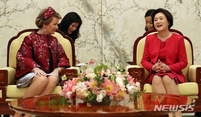 【서울=뉴시스】박진희 기자 = 문재인 대통령 대통령 부인 김정숙 여사가 26일 창와대 본관에서 국빈 방한중인 마틸드 벨기에 왕비와 환담하고 있다. 2019.03.26.pak7130@newsis.com