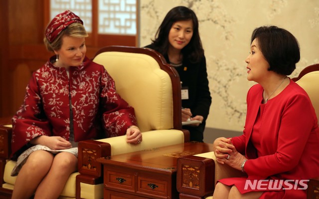 【서울=뉴시스】박진희 기자 = 문재인 대통령 대통령 부인 김정숙 여사가 26일 창와대 본관에서 국빈 방한중인 마틸드 벨기에 왕비와 환담하고 있다. 2019.03.26.pak7130@newsis.com