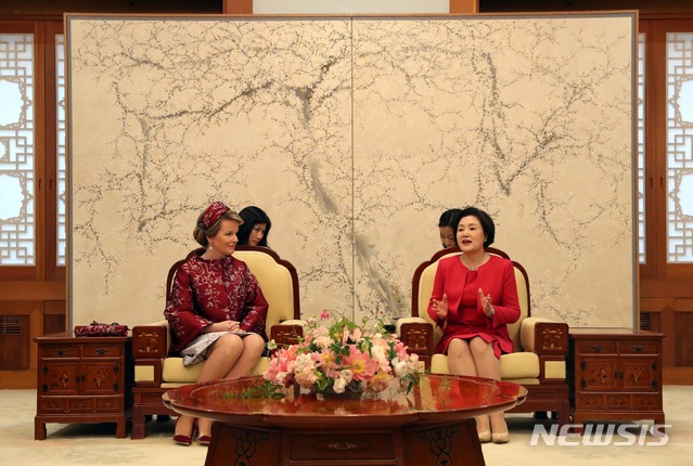 【서울=뉴시스】박진희 기자 = 문재인 대통령 대통령 부인 김정숙 여사가 26일 창와대 본관에서 국빈 방한중인 마틸드 벨기에 왕비와 환담하고 있다. 2019.03.26.pak7130@newsis.com