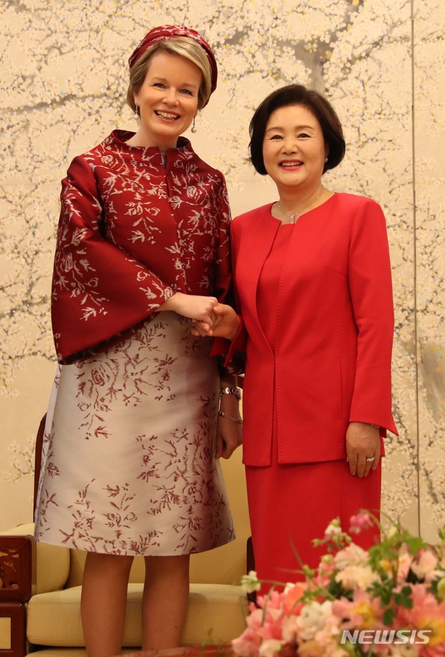 【서울=뉴시스】박진희 기자 = 문재인 대통령의 부인 김정숙 여사가 26일 오전 청와대 본관에서 국빈방문한 필립 벨기에 국왕의 부인 마틸드 필립 왕비와 만나 인사하고 있다. 2019.03.26. pak7130@newsis.com