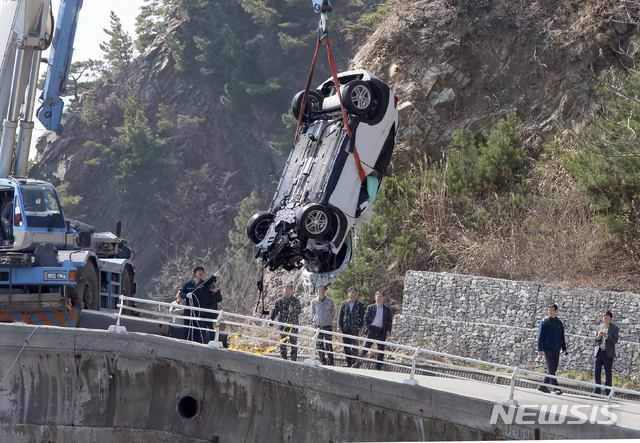 【강릉=뉴시스】김경목 기자 = 26일 오전 강원 강릉시 옥계면 금진리 헌화로에서 추락한 코나 SUV 승용차가 인양되고 있다. 이 사고로 탑승자 5명(19)이 숨졌다. 2019.03.26.&nbsp; photo31@newsis.com
