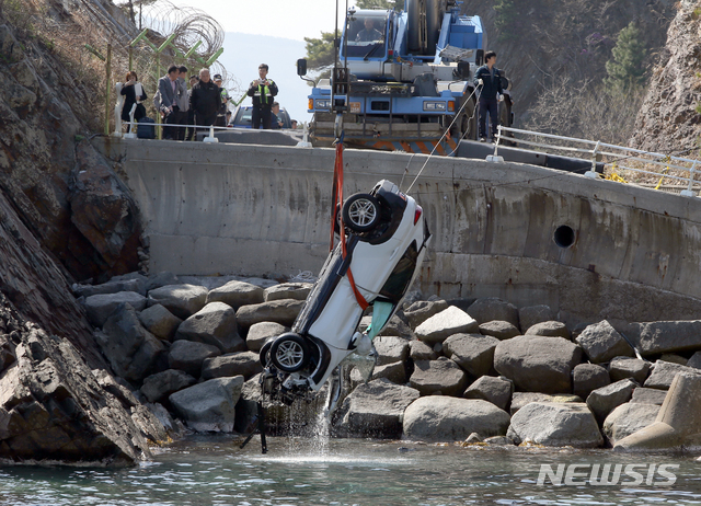 【강릉=뉴시스】김경목 기자 = 26일 오전 강원 강릉시 옥계면 금진리 헌화로에서 추락한 코나 SUV 승용차가 인양되고 있다. 이 사고로 탑승자 5명(19)이 숨졌다. 2019.03.26. photo31@newsis.com