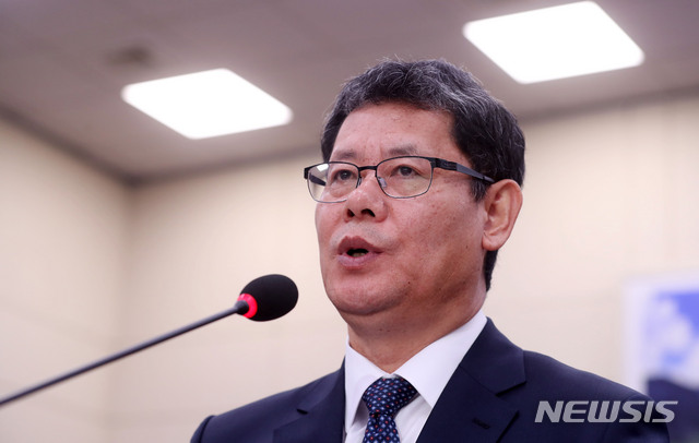 【서울=뉴시스】홍효식 기자 = 김연철 통일부 장관 후보자가 26일 오전 서울 여의도 국회 외교통일위원회 회의실에서 열린 인사청문회에서 의원들 질의에 답하고 있다. 2019.03.26. yesphoto@newsis.com