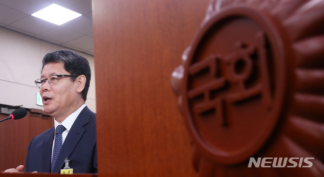 【서울=뉴시스】홍효식 기자 = 김연철 통일부 장관 후보자가 26일 오전 서울 여의도 국회 외교통일위원회 회의실에서 열린 인사청문회에서 의원들 질의에 답하고 있다. 2019.03.26. yesphoto@newsis.com