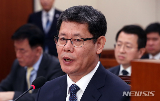 【서울=뉴시스】홍효식 기자 = 김연철 통일부 장관 후보자가 26일 오전 서울 여의도 국회 외교통일위원회 회의실에서 열린 인사청문회에서 의원들 질의에 답하고 있다. 2019.03.26. yesphoto@newsis.com