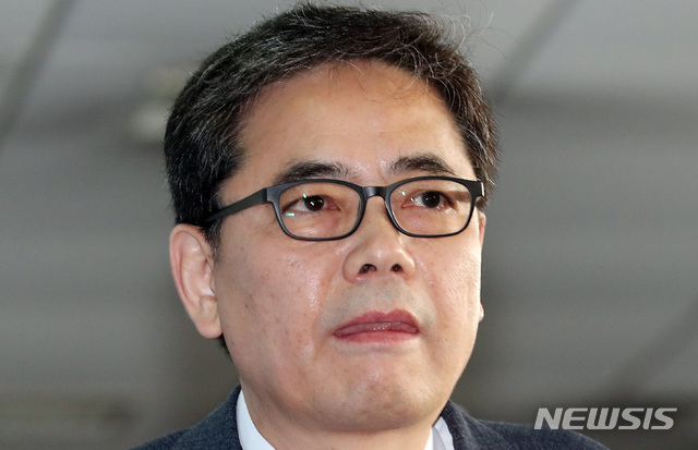 【서울=뉴시스】이종철 기자 = 한국당 곽상도 의원이 26일 서울 여의도 국회 정론관에서 혐의를 부인하는 기자회견을 한뒤 심각한 표정을 하고 있다. 2019.03.26. jc4321@newsis.com