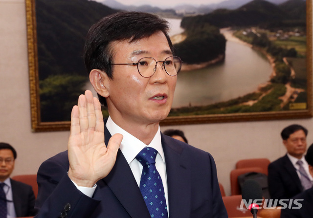 【서울=뉴시스】박영태 기자 = 26일 오전 서울 영등포구 여의도 국회에서 열린 농림축산식품해양수산위원회 전체회의 해양수산부장관(문성혁) 후보자 인사청문회에서 문성혁 후보자가 선서를 하고 있다. 2019.03.26.since1999@newsis.com