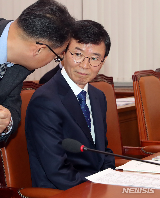 【서울=뉴시스】박영태 기자 = 26일 오전 서울 영등포구 여의도 국회에서 열린 농림축산식품해양수산위원회 전체회의 해양수산부장관(문성혁) 후보자 인사청문회에서 문성혁 후보자가 관계자와 이야기를 나누고 있다. 2019.03.26. since1999@newsis.com