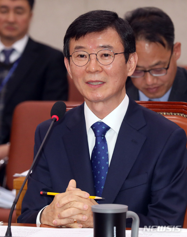 【서울=뉴시스】박영태 기자 = 26일 오전 서울 영등포구 여의도 국회에서 열린 농림축산식품해양수산위원회 전체회의 해양수산부장관(문성혁) 후보자 인사청문회에서 문성혁 후보자가 의원 질의에 답변하고 있다. 2019.03.26.since1999@newsis.com