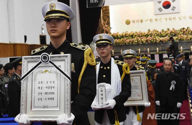 【대전=뉴시스】 함형서 기자= 지난 3월26일 오전 대전 유성구 국립대전현충원 현충관에서 6·25 전쟁 전사자 발굴 유해 안장식이 열려 영현 봉송병들이 고 박재권 이등중사 영현을 봉송하고 있다.&nbsp; 2019.03.26.foodwok23@newsis.com