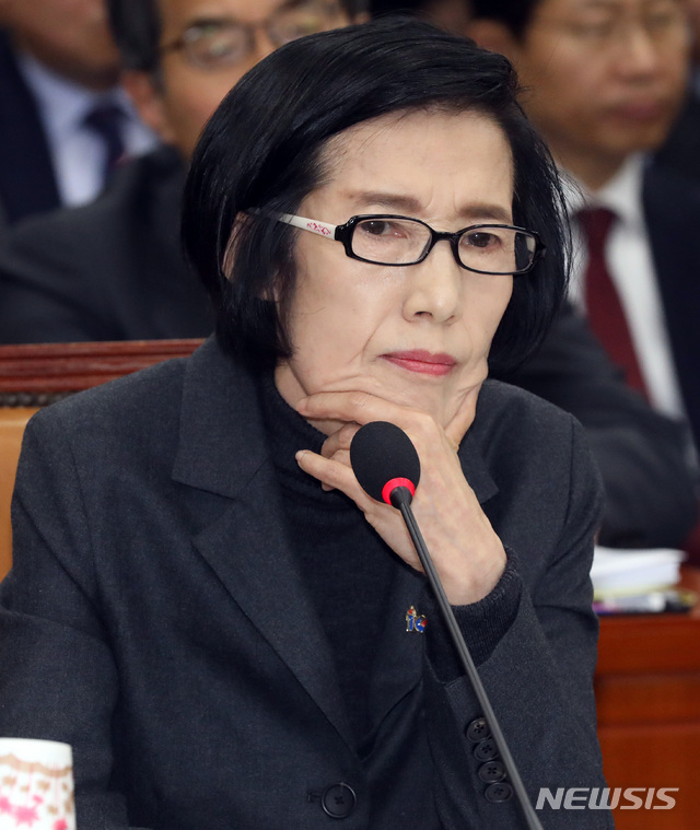 【서울=뉴시스】박영태 기자 = 26일 오전 서울 영등포구 여의도 국회에서 열린 정무위원회 전체회의에서 피우진 국가보훈처장이 의원 질의를 듣고 있다. 2019.03.26. since1999@newsis.com