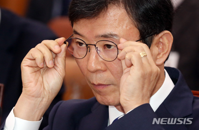 【서울=뉴시스】박영태 기자 = 26일 오전 서울 영등포구 여의도 국회에서 열린 농림축산식품해양수산위원회 전체회의 해양수산부장관(문성혁) 후보자 인사청문회에서 문성혁 후보자가 안경을 고쳐 쓰고 있다. 2019.03.26. since1999@newsis.com