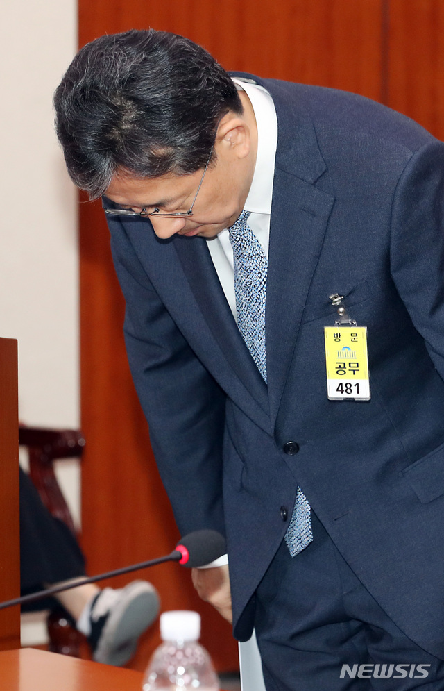 【서울=뉴시스】이종철 기자 = 박양우 문화체육관광부장관 후보자가 26일 서울 여의도 국회 문화체육관광위원회에서 열린 인사청문회에서 고개를 숙이고 있다. 2019.03.26. jc4321@newsis.com