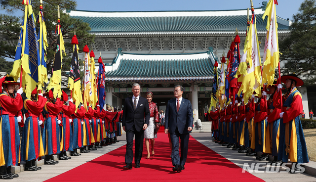【서울=뉴시스】전신 기자 = 문재인 대통령과 필립 벨기에 국왕이 26일 청와대 본관 앞에서 전통의장대를 통과하며 공식환영식에 입장하고 있다. 2019.03.26. photo1006@newsis.com