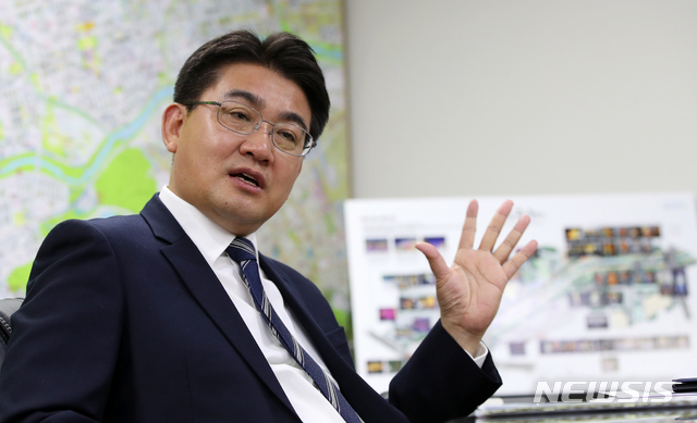 【서울=뉴시스】 고범준 기자 = 오승록 노원구청장이 25일 오후 서울 노원구 노원구청 집무실에서 뉴시스와 인터뷰를 하고 있다. 2019.03.27.&nbsp; bjko@newsis.com
