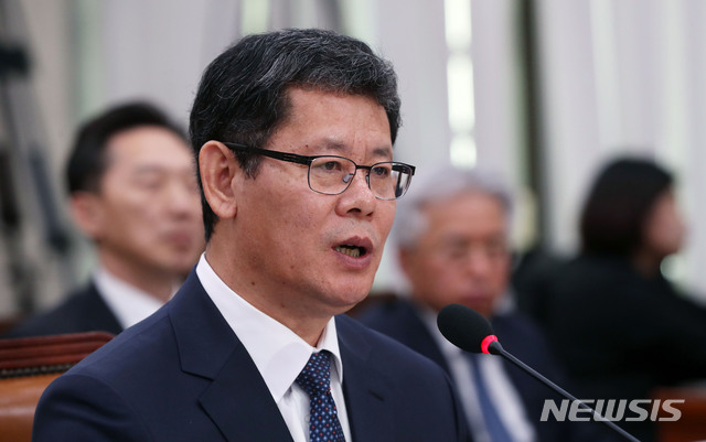 【서울=뉴시스】홍효식 기자 = 김연철 통일부 장관 후보자가 26일 오전 서울 여의도 국회 외교통일위원회 회의실에서 열린 인사청문회에서 의원들 질의에 답하고 있다. 2019.03.26. yesphoto@newsis.com