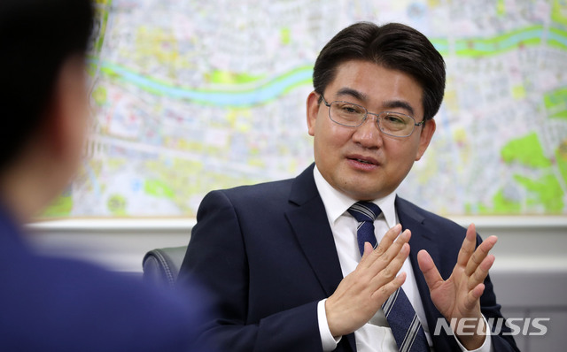 【서울=뉴시스】 고범준 기자 = 오승록 노원구청장이 25일 오후 서울 노원구 노원구청 집무실에서 뉴시스와 인터뷰를 하고 있다. 2019.03.27.&nbsp; bjko@newsis.com