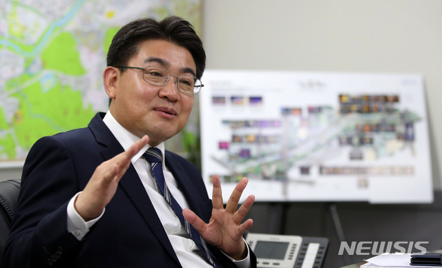 【서울=뉴시스】 고범준 기자 = 오승록 노원구청장이 25일 오후 서울 노원구 노원구청 집무실에서 뉴시스와 인터뷰를 하고 있다. 2019.03.27. bjko@newsis.com