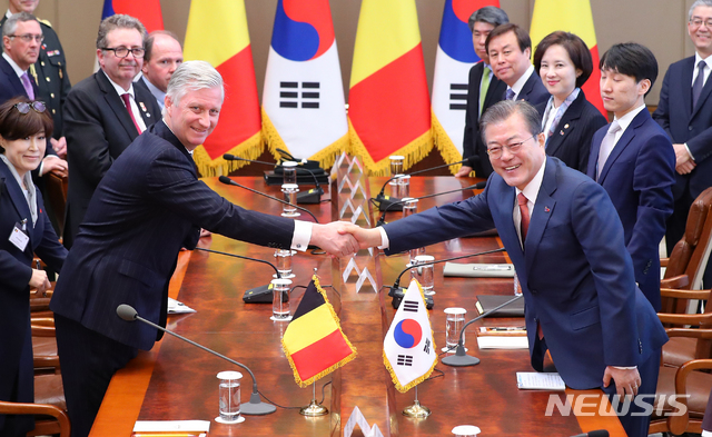 【서울=뉴시스】전신 기자 = 문재인 대통령과 필립 벨기에 국왕이 26일 청와대 본관에서 열린 확대 정상회담에 앞서 악수하고 있다. 2019.03.26. photo1006@newsis.com