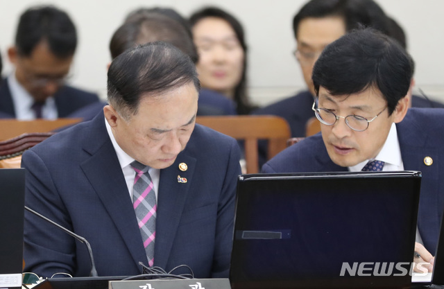 【서울=뉴시스】 전진환 기자 = 국회 기획재정위원회 전체회의가 열린 26일 오전 서울 여의도 국회 기재위 회의실에서 홍남기 경제부총리 겸 기획재정부장관이 이호승 1차관과 자료를 보며 논의하고 있다. 2019.03.26.amin2@newsis.com