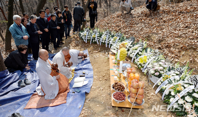 2020년 3월26일 대구 달서구 와룡산 자락 유골 발견 현장에서 열린 ‘개구리소년 28주기 추모식’에서용남사 스님과 유가족 등이 추모제를 올리고 있다. 뉴시스DB
