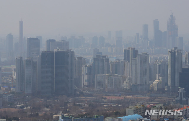 【서울=뉴시스】배훈식 기자 = 서울을 비롯한 전국 곳곳의 미세먼지농도가 나쁨수준을 보인 26일 오후 서울 남산에서 바라본 도심이 뿌옇게 흐려져 있다. 2019.03.26. dahora83@newsis.com