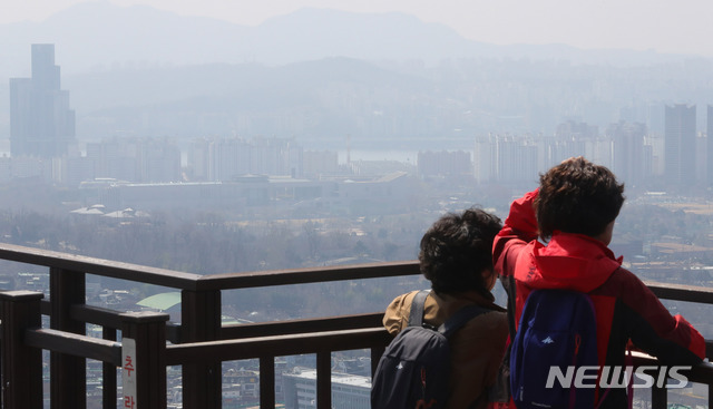 【서울=뉴시스】배훈식 기자 = 서울을 비롯한 전국 곳곳의 미세먼지농도가 나쁨수준을 보인 26일 오후 서울 남산에서 바라본 도심이 뿌옇게 흐려져 있다. 2019.03.26. dahora83@newsis.com