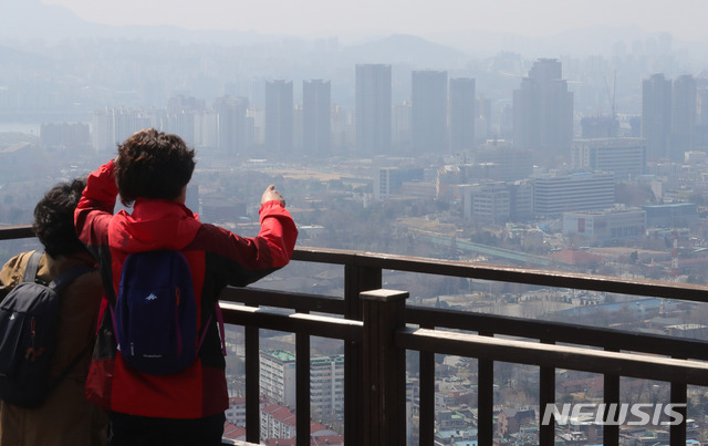 【서울=뉴시스】배훈식 기자 = 서울을 비롯한 전국 곳곳의 미세먼지농도가 나쁨수준을 보인 26일 오후 서울 남산에서 바라본 도심이 뿌옇게 흐려져 있다. 2019.03.26.&nbsp; dahora83@newsis.com