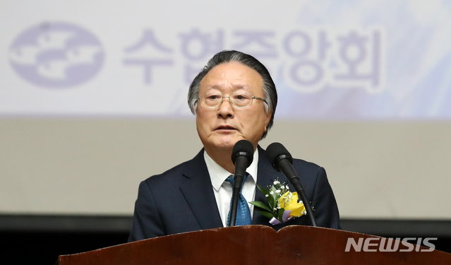 【서울=뉴시스】김선웅 기자 = 김임권 24대 수협중앙회장이 26일 서울 송파구 수협중앙회에서 열린 회장 이취임식에서 이임사를 하고 있다. 2019.03.26. mangusta@newsis.com