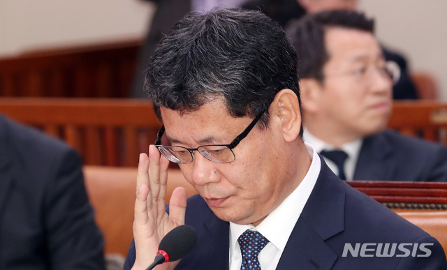【서울=뉴시스】이종철 기자&nbsp; = 김연철 통일부 장관 후보자가 26일 오후 서울 여의도 국회 외교통일위원회 회의실에서 열린 인사청문회에서 막말에 관한 질의를 받고 곤혹스러워 하고 있다. 2019.03.26. jc4321@newsis.com