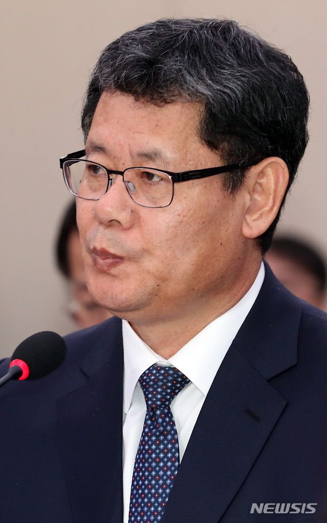 【서울=뉴시스】이종철 기자 = 김연철 통일부 장관 후보자가 26일 오후 서울 여의도 국회 외교통일위원회 회의실에서 열린 인사청문회에서 막말에 관한 질의를 받고 곤혹스러워 하고 있다. 2019.03.26. jc4321@newsis.com