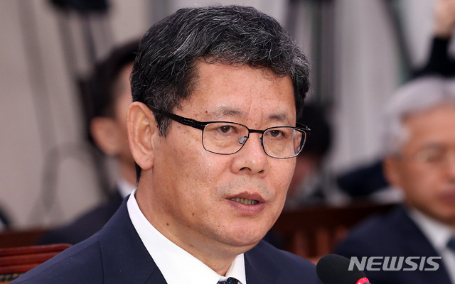 【서울=뉴시스】이종철 기자 = 김연철 통일부 장관 후보자가 26일 오후 서울 여의도 국회 외교통일위원회 회의실에서 열린 인사청문회에서 막말에 관한 질의를 받고 답변하고 있다. 2019.03.26. jc4321@newsis.com