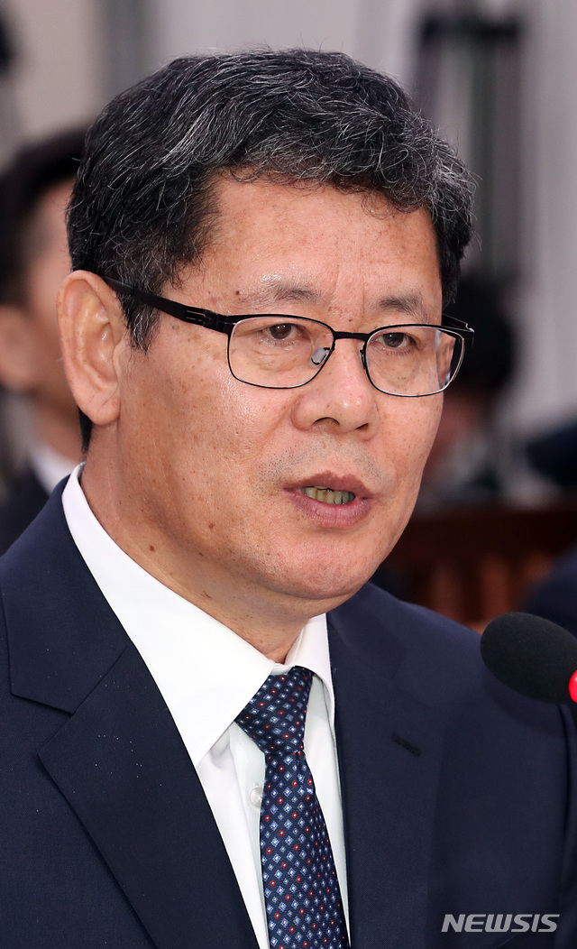 【서울=뉴시스】이종철 기자 = 김연철 통일부 장관 후보자가 26일 오후 서울 여의도 국회 외교통일위원회 회의실에서 열린 인사청문회에서 막말에 관한 질의를 받고 답변하고 있다. 2019.03.26.&nbsp; jc4321@newsis.com 