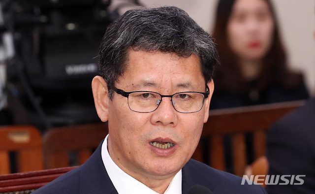 【서울=뉴시스】이종철 기자 = 김연철 통일부 장관 후보자가 26일 오후 서울 여의도 국회 외교통일위원회 회의실에서 열린 인사청문회에서 막말에 관한 질의를 받고 답변하고 있다. 2019.03.26.&nbsp; jc4321@newsis.com