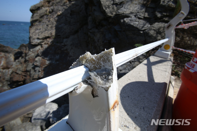 【강릉=뉴시스】김경목 기자 = 26일 오전 19살 동갑내기 5명(남성 3명, 여성 2명)이 카셰어링 코나 SUV승용차를 타고 가다 난간을 들이받고 바다에 추락해 숨진 강원 강릉시 옥계면 금진리 헌화로 사고 현장의 난간이 사고 충격으로 철재 재질의 가드레일이 아닌 강섬유 플라스틱 파이프로 드러났다. 2019.03.26. photo31@newsis.com