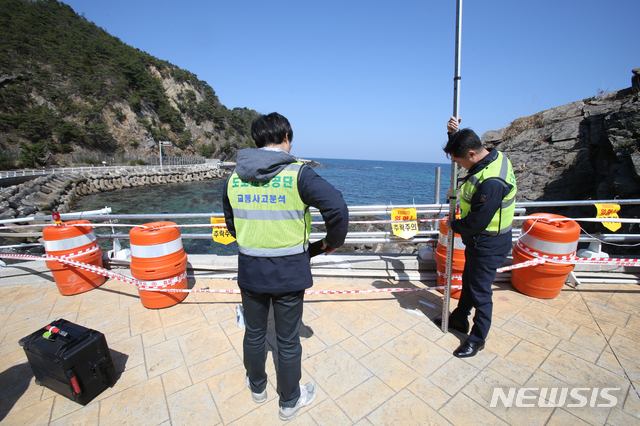 【강릉=뉴시스】김경목 기자 = 26일 오후 도로교통공단 관계자들이 19살 동갑내기 5명(남성 3명, 여성 2명)이 카셰어링 코나 SUV승용차를 타고 가다 난간을 들이받고 바다에 추락해 숨진 강원 강릉시 옥계면 금진리 헌화로 사고 현장에서 원인 조사를 하고 있다. 2019.03.26. photo31@newsis.com