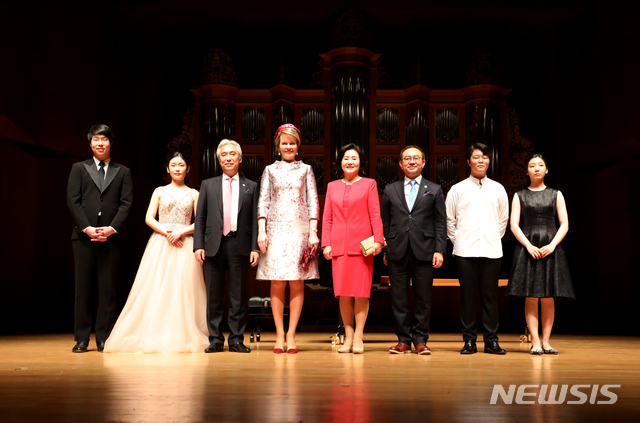 【서울=뉴시스】박진희 기자 = 대통령 부인 김정숙 여사와 국빈 방한중인 마틸드 벨기에 왕비가 26일 서울 서초구 한국예술종합학교 서초동 캠퍼스 음악원 크누아홀에서 소규모 음악회 감상을 마친 후 연주자들과 기념촬영을 하고 있다. 왼쪽부터 한국예술종합학교 박재홍(피아노), 김가은(첼로), 김대진 음악원장, 마틸드 왕비, 김정숙 여사, 김봉렬 총장, 한국예술영재교육원 김시준(바이올린), 이윤서(바이올린). 2019.03.26.pak7130@newsis.com