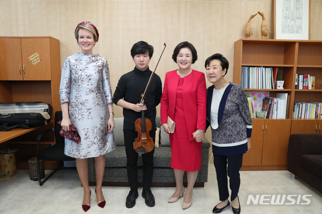 【서울=뉴시스】박진희 기자 = 대통령 부인 김정숙 여사와 국빈 방한중인 마틸드 벨기에 왕비가 26일 서울 서초구 한국예술종합학교 서초동 캠퍼스 음악원를 방문하여 바이올린 수업을 참관을 마치고 김남윤 교수, 김동현 학생과 기념촬영하고 있다. 2019.03.26.pak7130@newsis.com