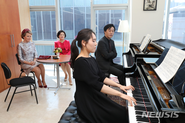 【서울=뉴시스】박진희 기자 = 대통령 부인 김정숙 여사와 국빈 방한중인 마틸드 벨기에 왕비가 26일 서울 서초구 한국예술종합학교 서초동 캠퍼스 음악원를 방문하여 피아노 수업을 참관하고 있다. 한국예술종합학교 방문은 벨기에 브뤼셀에서 열리는 세계적 권위의 ‘퀸 엘리자베스 콩쿠르’에서 해마다 상위 입상하는 한국 음악가들의 성과에 주목한 마틸드 왕비가 콩쿠르 심사위원인 피아니스트 김대진 음악원장 및 학생들과의 만남을 희망하여 성사되었다. 2019.03.26.pak7130@newsis.com