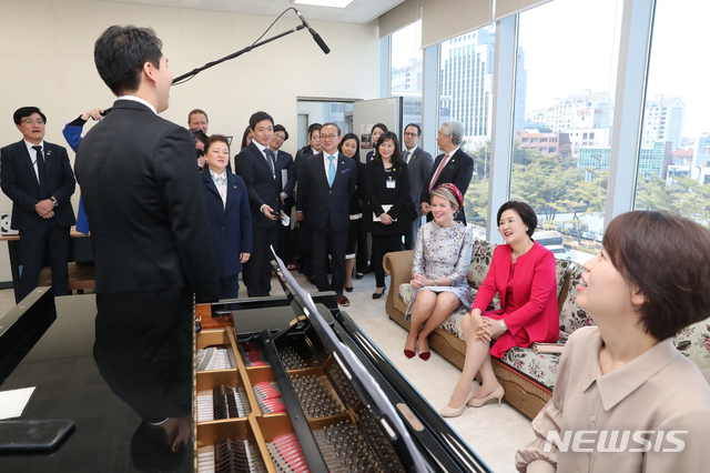 【서울=뉴시스】박진희 기자 = 대통령 부인 김정숙 여사와 국빈 방한중인 마틸드 벨기에 왕비가 26일 서울 서초구 한국예술종합학교 서초동 캠퍼스 음악원를 방문하여 성악 수업을 참관하고 있다. 2019.03.26.pak7130@newsis.com