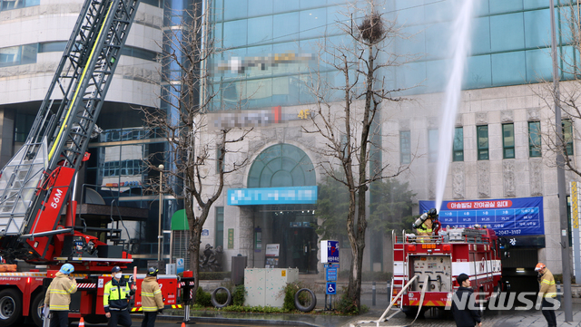 【광주=뉴시스】변재훈 기자 = 광주 동부소방서는 26일 오후 동구 금남로의 한 빌딩에서 화재예방·화재 초기 대응능력 강화를 위한 합동소방훈련을 벌였다고 밝혔다. 2019.03.26. (사진=광주 동부소방 제공)&nbsp; photo@newsis.com