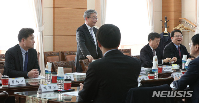 【서울=뉴시스】김선웅 기자 = 자율형 사립고 교장단이 26일 오후 서울 종로구 서울시교육청에서 박건호 교육정책국장과 자사고 재지정 평가기준 관련 면담을 하고 있다. 2019.03.26. mangusta@newsis.com