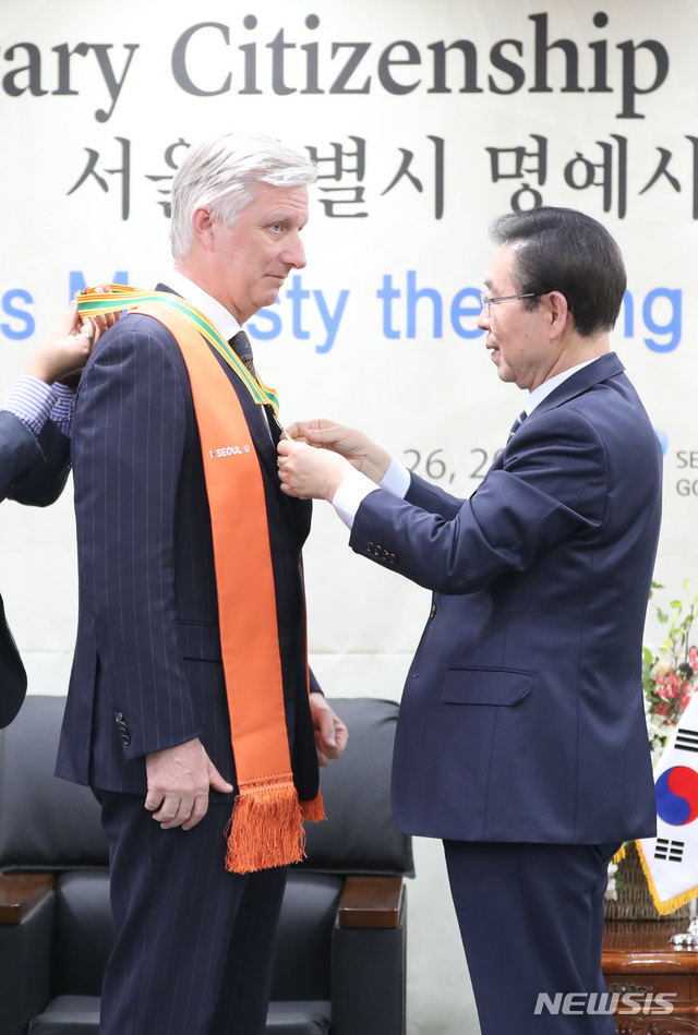 【서울=뉴시스】 전진환 기자 = 박원순 서울시장이 벨기에 필립 국왕에게 26일 오후 서울시청에서 서울특별시 명예시민증을 전달 후 메달을 걸어주고 있다. 2019.03.26.amin2@newsis.com