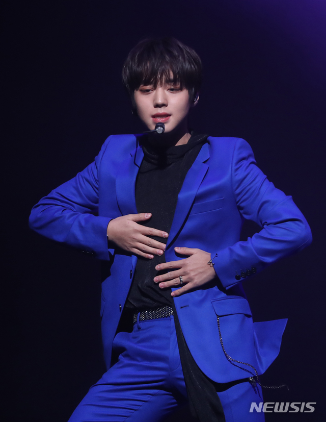 【서울=뉴시스】조수정 기자 = 워너원 출신 가수 박지훈이 26일 오후 서울 종로구 홍지동 상명대학교 상명아트센터 계당홀에서 첫 솔로 미니앨범 '어클락(O'CLOCK)' 발매 기념 쇼케이스를 열고 타이틀곡 'L.O.V.E'를 선보이고 있다. 2019.03.26 chocrystal@newsis.com