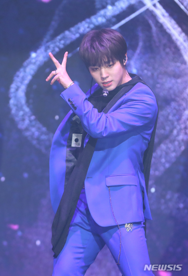 【서울=뉴시스】조수정 기자 = 워너원 출신 가수 박지훈이 26일 오후 서울 종로구 홍지동 상명대학교 상명아트센터 계당홀에서 첫 솔로 미니앨범 '어클락(O'CLOCK)' 발매 기념 쇼케이스를 열고 타이틀곡 'L.O.V.E'를 선보이고 있다. 2019.03.26 chocrystal@newsis.com